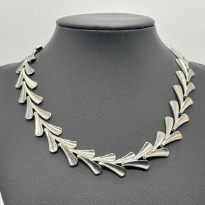 Vintage Stylized Leaf Necklace Collar Silver Tone Metal Fold Over Clasp Unmarked